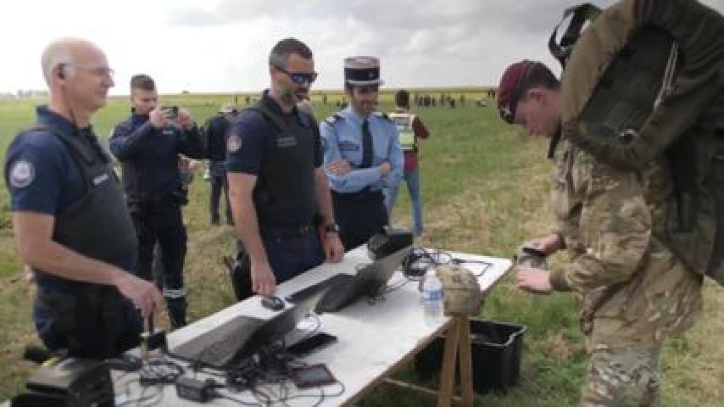 Recréant un saut dans la zone du Débarquement en Normandie 80 ans plus tard, les parachutistes britanniques affrontent les douanes françaises
