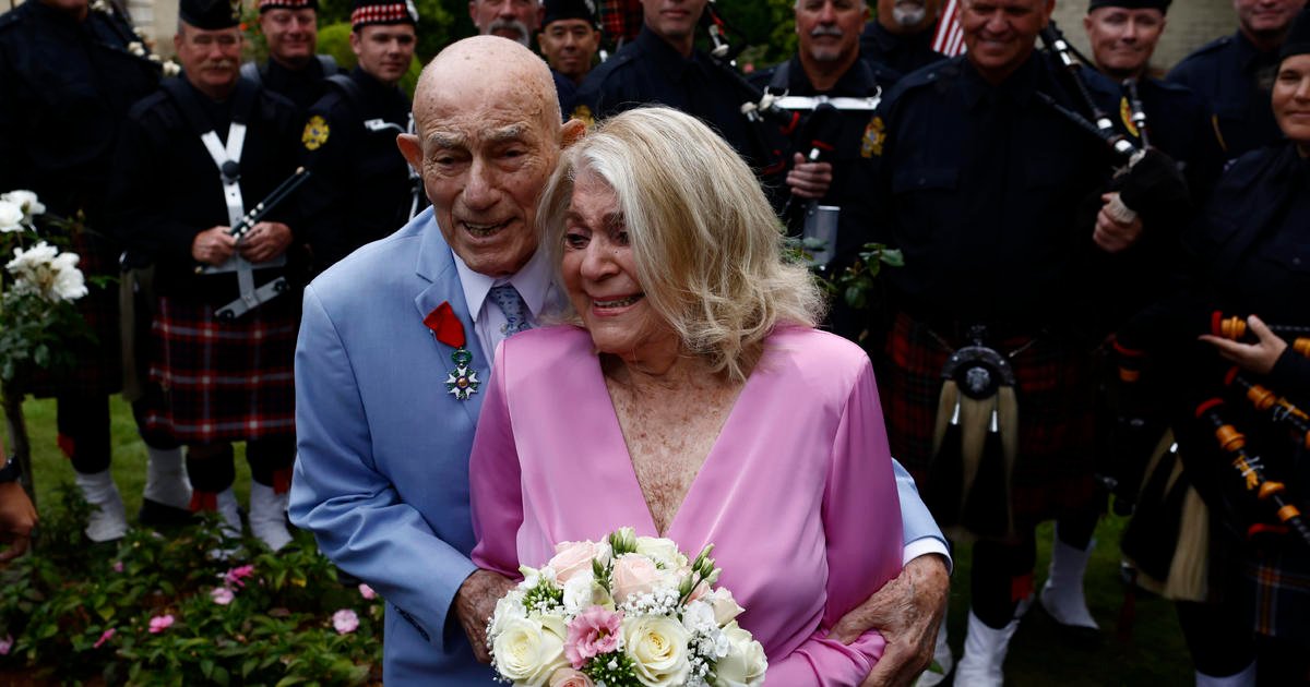 Un vétéran de la Seconde Guerre mondiale se marie près des plages du débarquement en Normandie.  Il a 100 ans et sa fiancée 96 ans