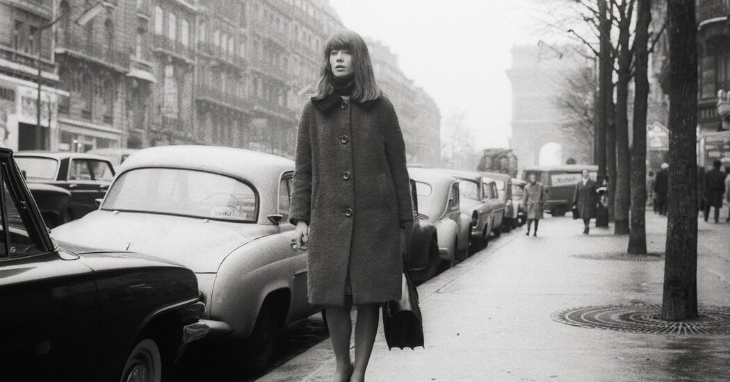 Une France dans la tourmente pleure Françoise Hardy, sa voix mélancolique et cool