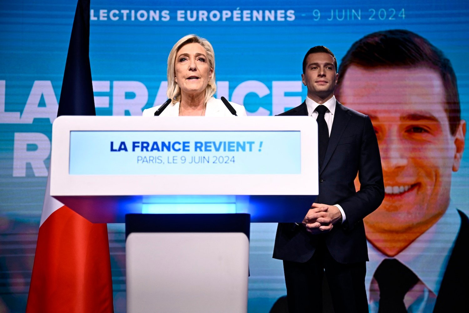Le Pen s'exprime à la tribune.