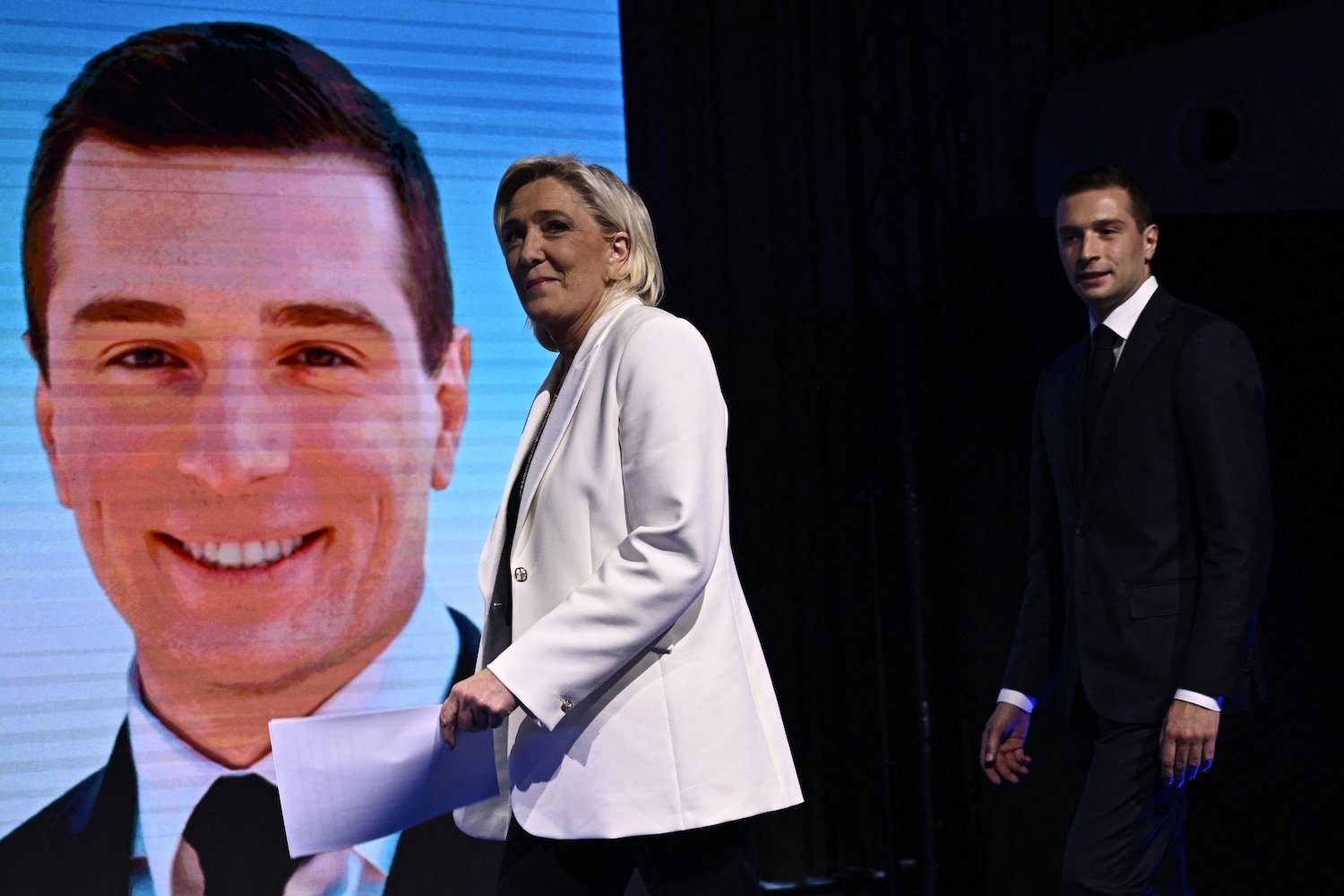 Marine Le Pen (à gauche), chef du Rassemblement national (RN), suivie du président du parti Jordan Bardella, arrive sur scène pour s'adresser à ses partisans à Paris, le 9 juin.