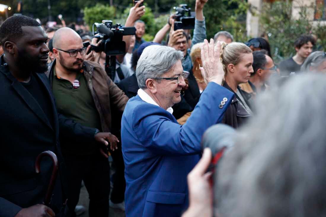 Le fondateur du parti de gauche La France Insoumise (LFI), Jean-Luc Mélenchon, salue ses partisans lors de la soirée électorale à Paris, dimanche.