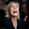 La coalition de gauche française arrive en tête des élections, sous le choc face à l'extrême droite 3 La dirigeante d'extrême droite française Marine Le Pen réagit alors qu'elle rencontre ses partisans et des journalistes après la publication de projections basées sur le décompte réel des votes dans certaines circonscriptions, dimanche à Hénin-Beaumont, dans le nord de la France.
