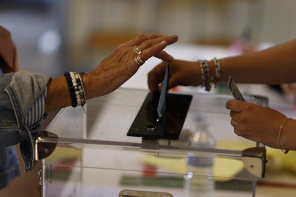 Faits marquants des élections en France : la gauche remporte la plupart des sièges, mais aucun parti ne remporte la majorité
