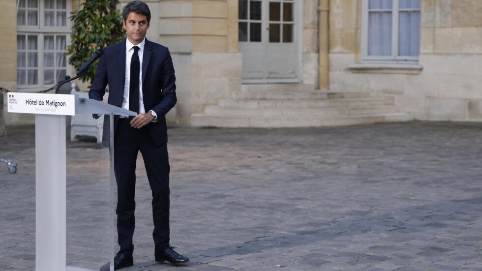 Macron refuse la démission d’Attal et demande au Premier ministre français de rester temporairement en place pour des raisons de stabilité