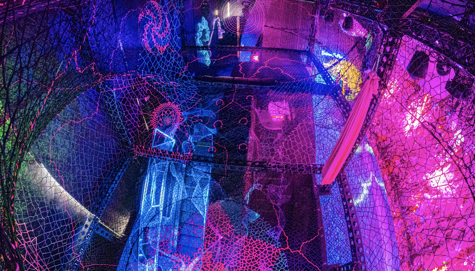 Sautez et grimpez à l’intérieur d’un immense réseau de cordes dans cette nouvelle installation à Soho