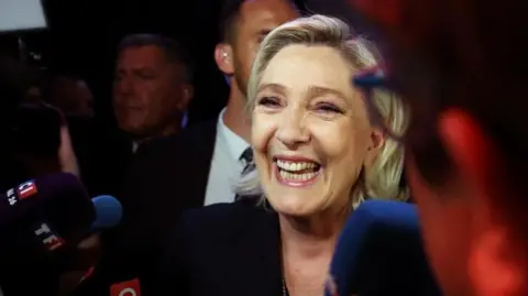 REUTERS/Yves Herman Marine Le Pen, dirigeante de l'extrême droite française et candidate du parti d'extrême droite du Rassemblement national (RN), s'adresse aux journalistes après les résultats partiels du premier tour des élections législatives anticipées françaises à Hénin-Beaumont, France, le 30 juin 2024