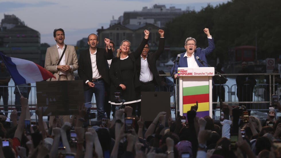 Le fondateur du parti d'extrême-gauche La France insoumise, Jean-Luc Mélenchon (à droite), vu avec d'autres membres du parti après le deuxième tour des élections législatives, le 7 juillet 2024.