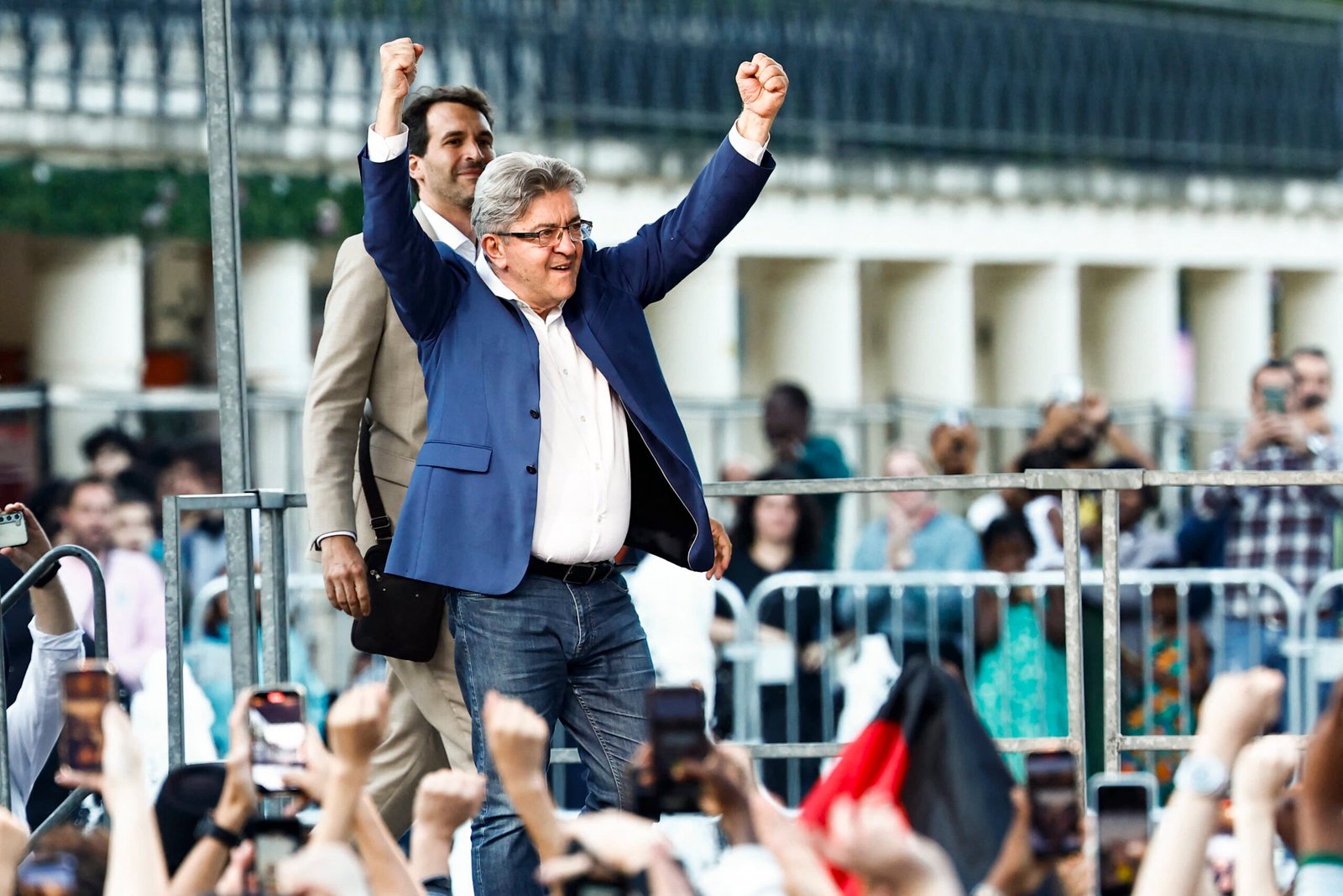 La France a évité une victoire électorale de l’extrême droite, mais l’extrême gauche radicale réclame le pouvoir
