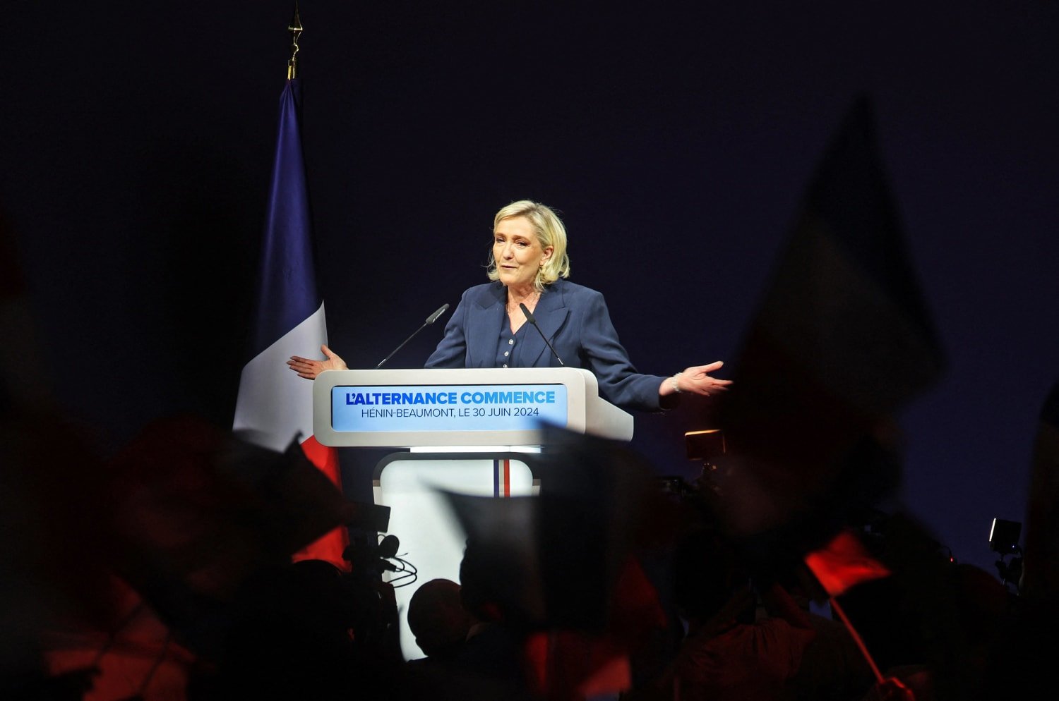 La France se rend aux urnes alors que les centristes se battent pour empêcher l’extrême droite de prendre le pouvoir