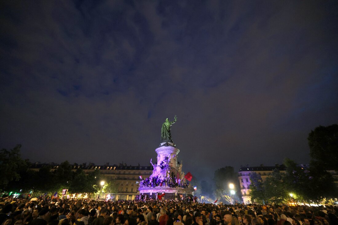 La coalition de gauche française arrive en tête des élections, sous le choc face à l'extrême droite 1 Les participants se rassemblent lors d'un rassemblement nocturne électoral suite aux premiers résultats du second tour des élections législatives françaises sur la place de la République à Paris, dimanche.