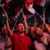 La coalition de gauche française arrive en tête des élections, sous le choc face à l'extrême droite 2 Les partisans de Marine Le Pen réagissent après les projections de résultats dans certaines circonscriptions, dimanche, à Hénin-Beaumont, dans le nord de la France. Les électeurs français ont propulsé le Rassemblement national d'extrême droite en tête au premier tour des élections législatives dimanche et ont plongé le pays dans l'incertitude politique.