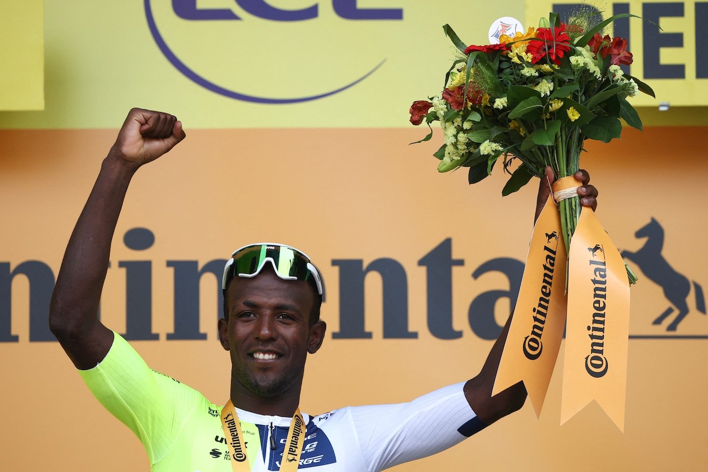 Un cycliste érythréen entre dans l’histoire du Tour de France en devenant le premier vainqueur d’étape noir