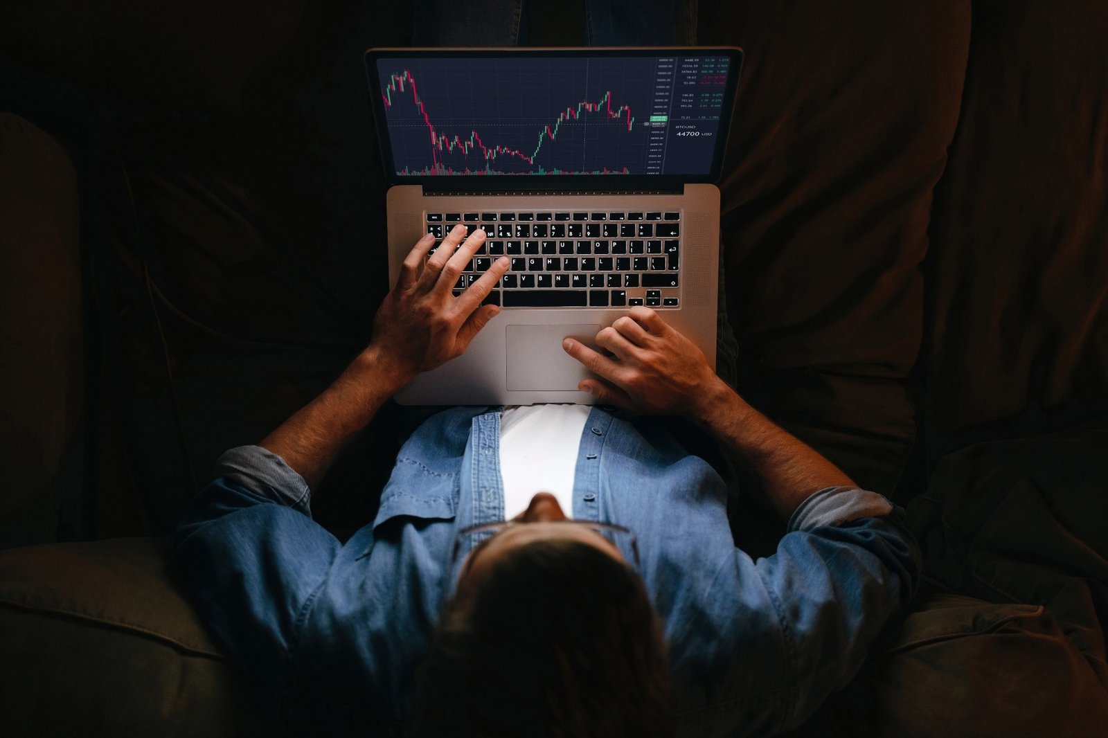 Étude : les corrélations politiques, psychologiques et sociales de la possession de cryptomonnaies. Crédit photo : Arsenii Palivoda / Shutterstock.com