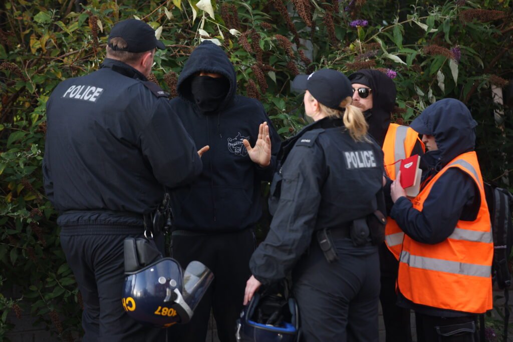 Des milliers de personnes se rassemblent pour des manifestations antiracistes après des avertissements concernant de nouvelles violences d’extrême droite au Royaume-Uni