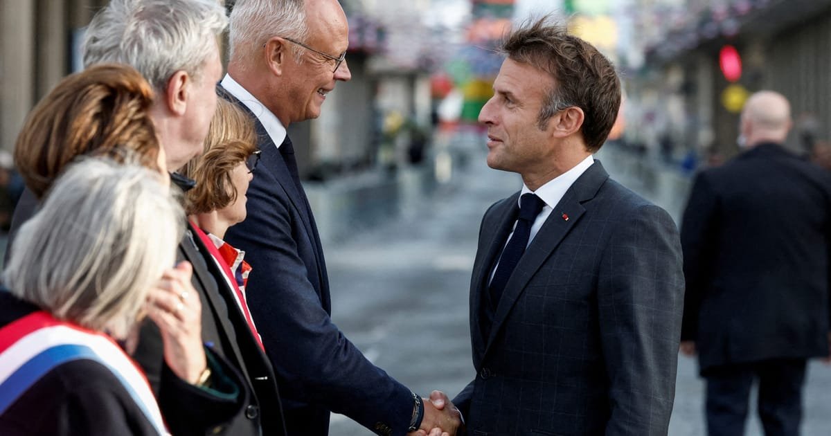 Macron tout sourire lors de sa première rencontre avec l’ex-Premier ministre Philippe depuis la rupture