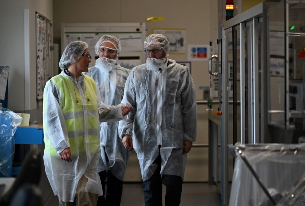 Paris cherche à apaiser les craintes des salariés de Sanofi face au rachat américain