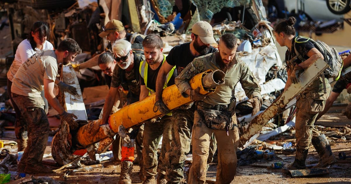 L’Espagne envoie 10 000 soldats et policiers supplémentaires pour lutter contre les inondations historiques