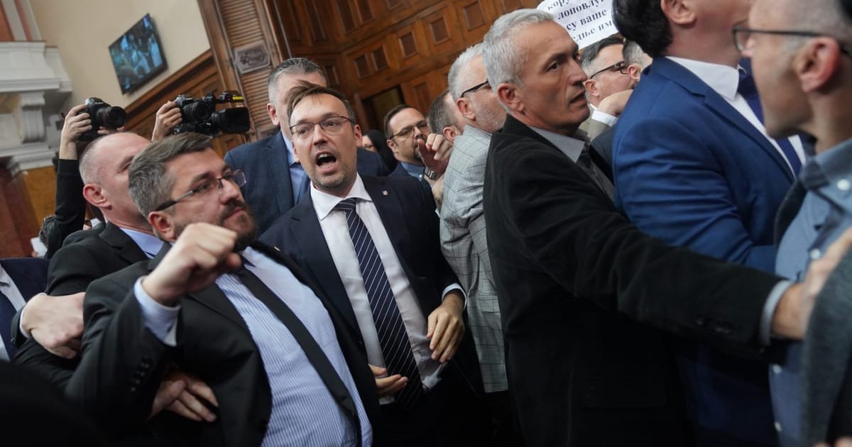 Les poings volent alors qu’une bagarre massive éclate au Parlement serbe