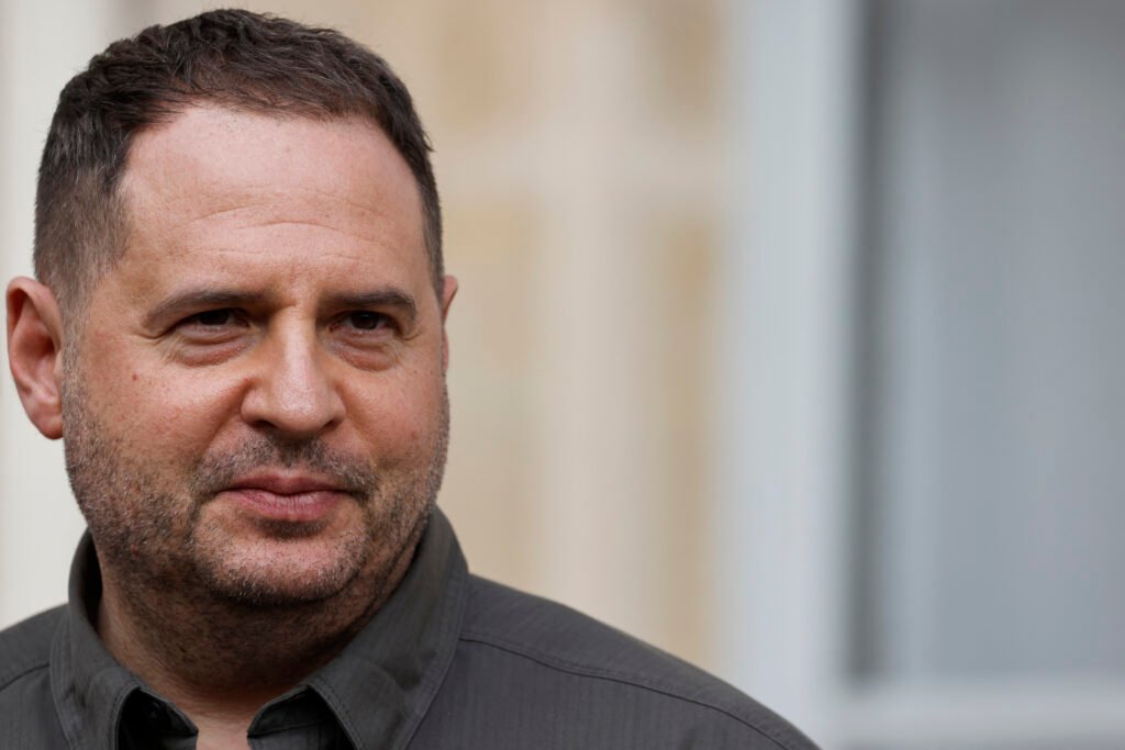 LUkraine en vue des elections dapres guerre se tourne vers les